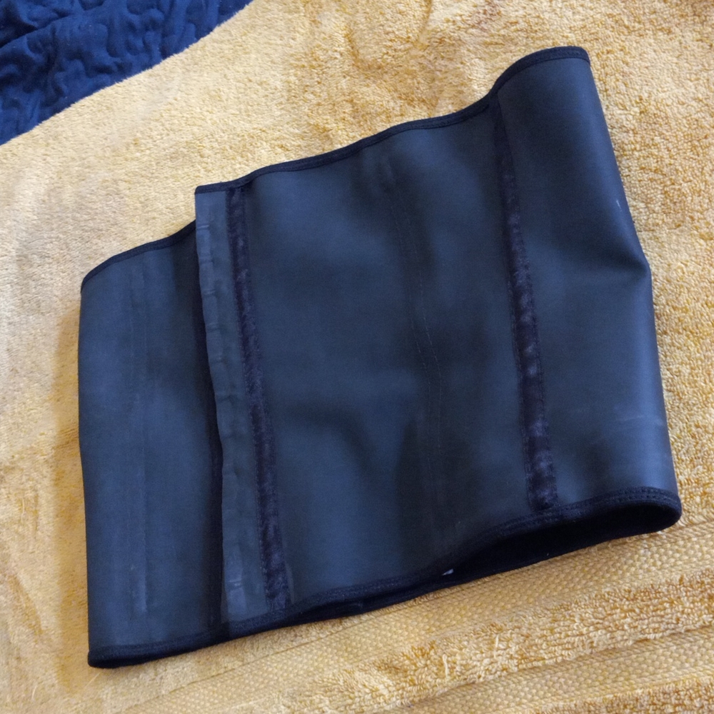 Waist trainer in black size XL gently worn